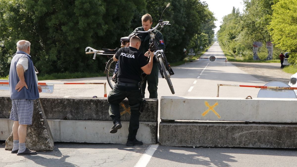 Policisté to kvůli neodstraněným zátarasům na hranici schytali za silničáře